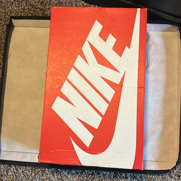 Size 6 wmns 4.5 men’s Air max correlate mango. Never been worn fresh out the box - Picture 7 of 7